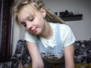 holydumplings Porno Video: Eine Studentin versucht einen großen schw**z in ihren Mund zu stecken.Tiefes bla*en!sper*ienausbruch